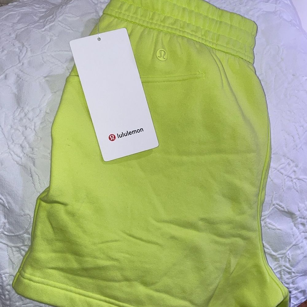 NWT LULULEMON Womens LOUNGEFUL High Rise 4” Electric Lemon Shorts Sz 6